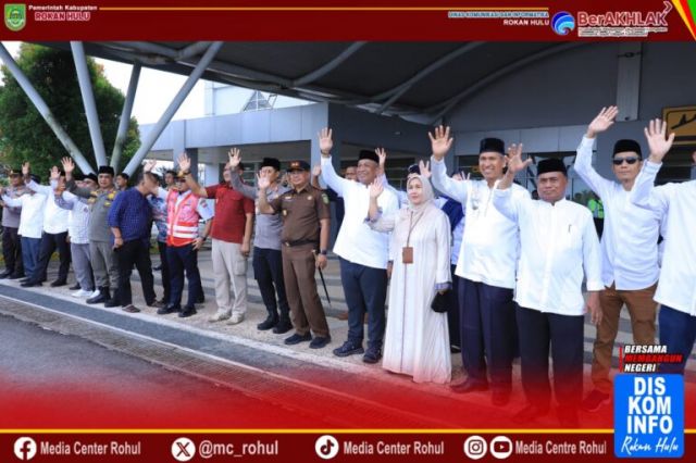 Bupati Rohul Lepas Keberangkatan JCH Kloter 9 dari Bandara Tuanku Tambusai
