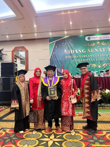 Wartawan Rokan Hulu  Syafri Is Wisuda Magister Hukum di Unilak